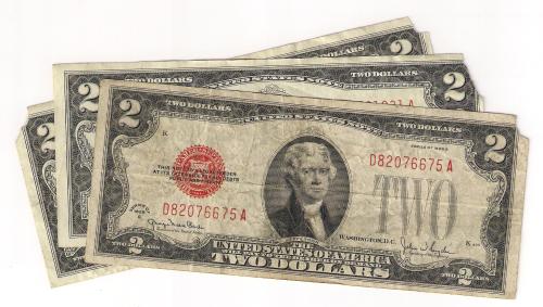 Откусанные уголки на двухдолларовых банкнотах.